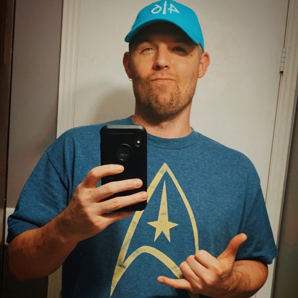 Hi!, I’m Josh. I love buys, selling, and meeting new people. Happy poshing all! - Picture 1 of 1